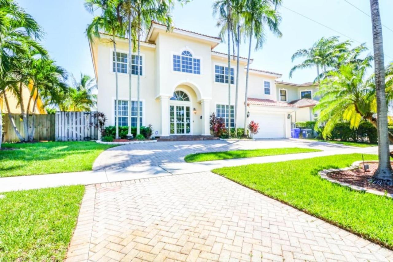 Holiday home Gorgeous 5 Bedroom W/heated Pool Canal Front *