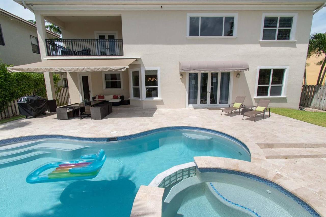 Holiday home Gorgeous 5 Bedroom W/heated Pool Canal Front *