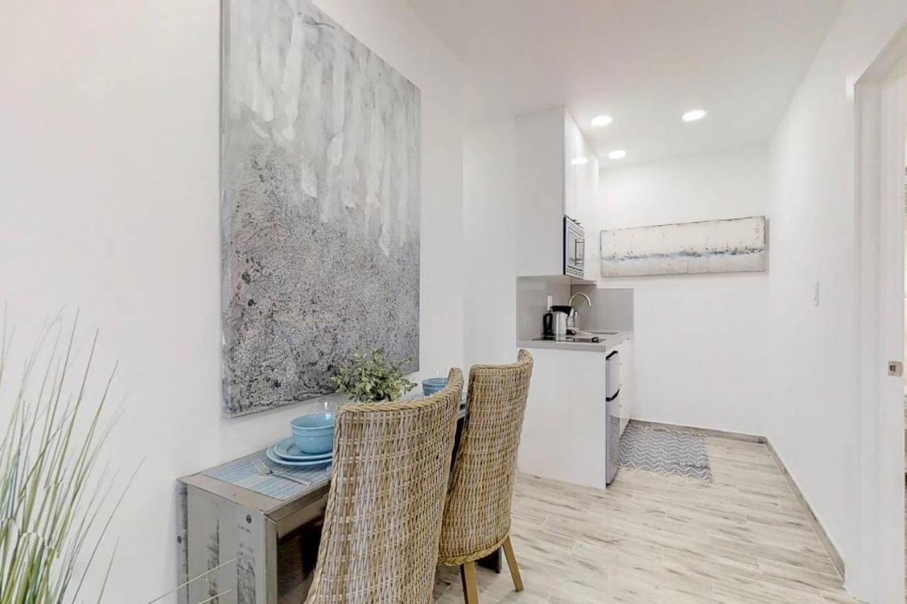 Trendy 1br W Parking Space & Walk To The #8 *