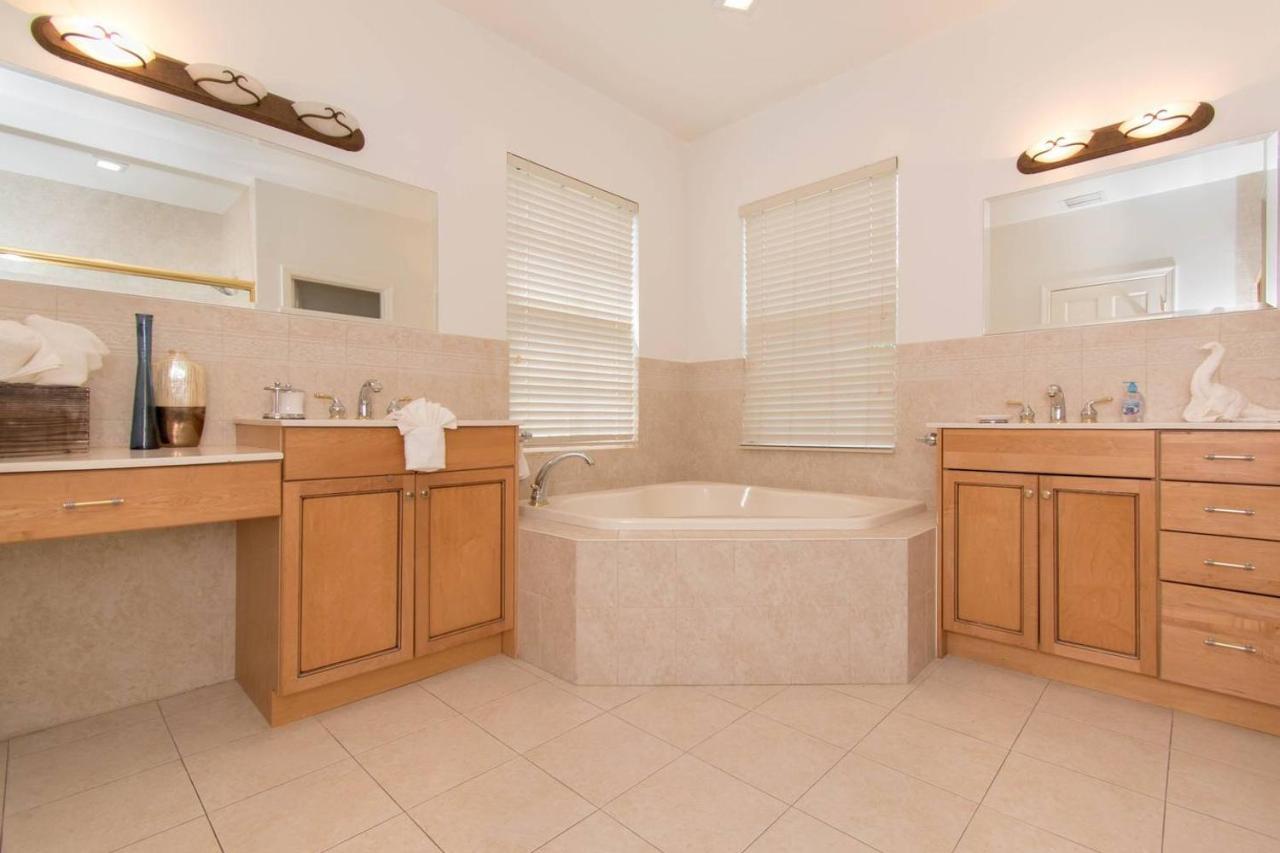 Gorgeous 5 Bedroom W/heated Pool Canal Front Holiday home Dania Beach