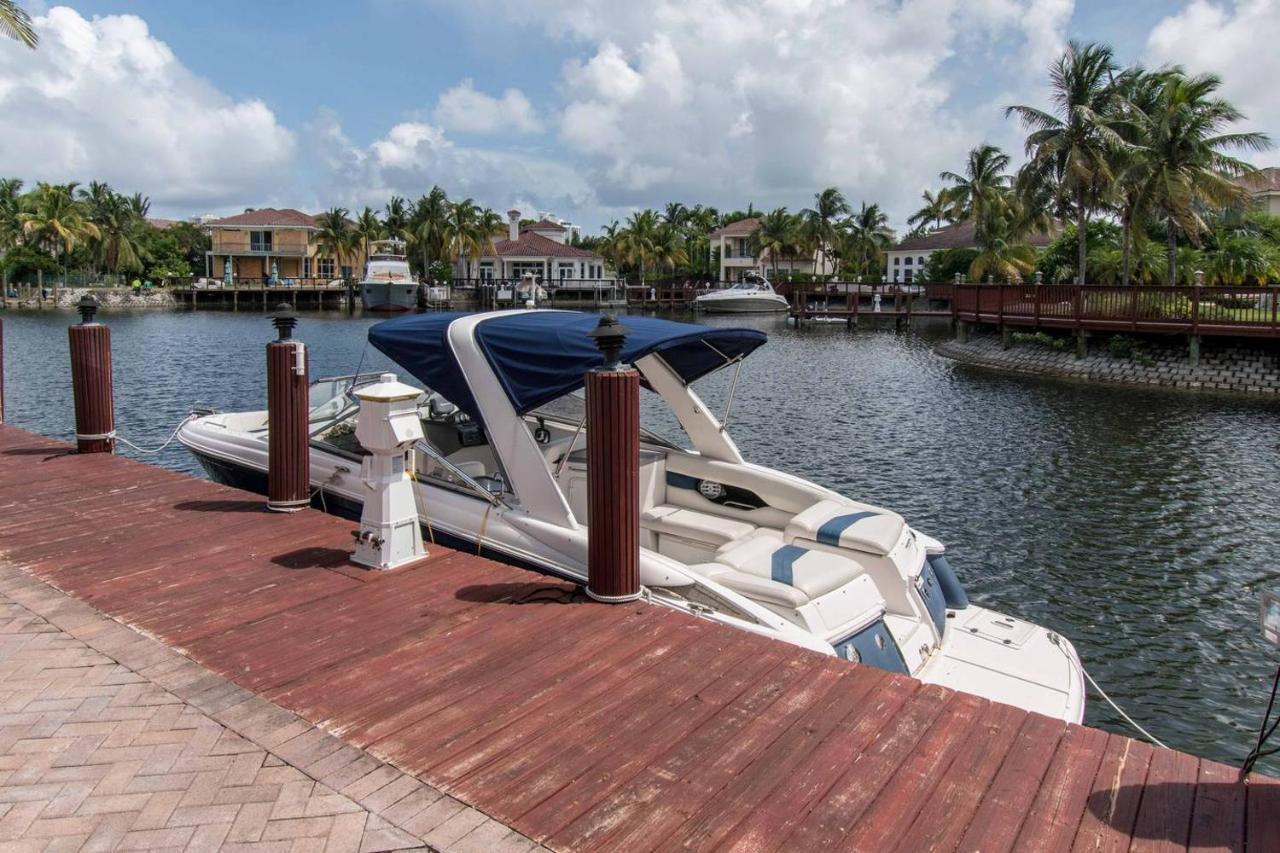 Gorgeous 5 Bedroom W/heated Pool Canal Front *