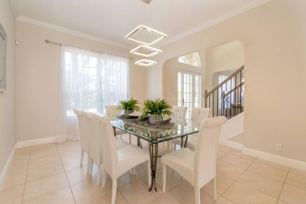 Holiday home Gorgeous 5 Bedroom W/heated Pool Canal Front Dania Beach