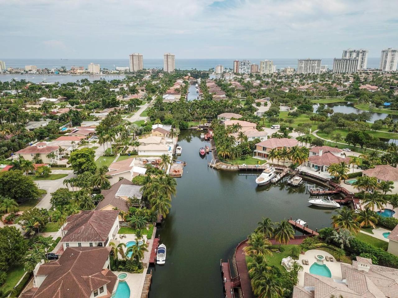 Gorgeous 5 Bedroom W/heated Pool Canal Front *