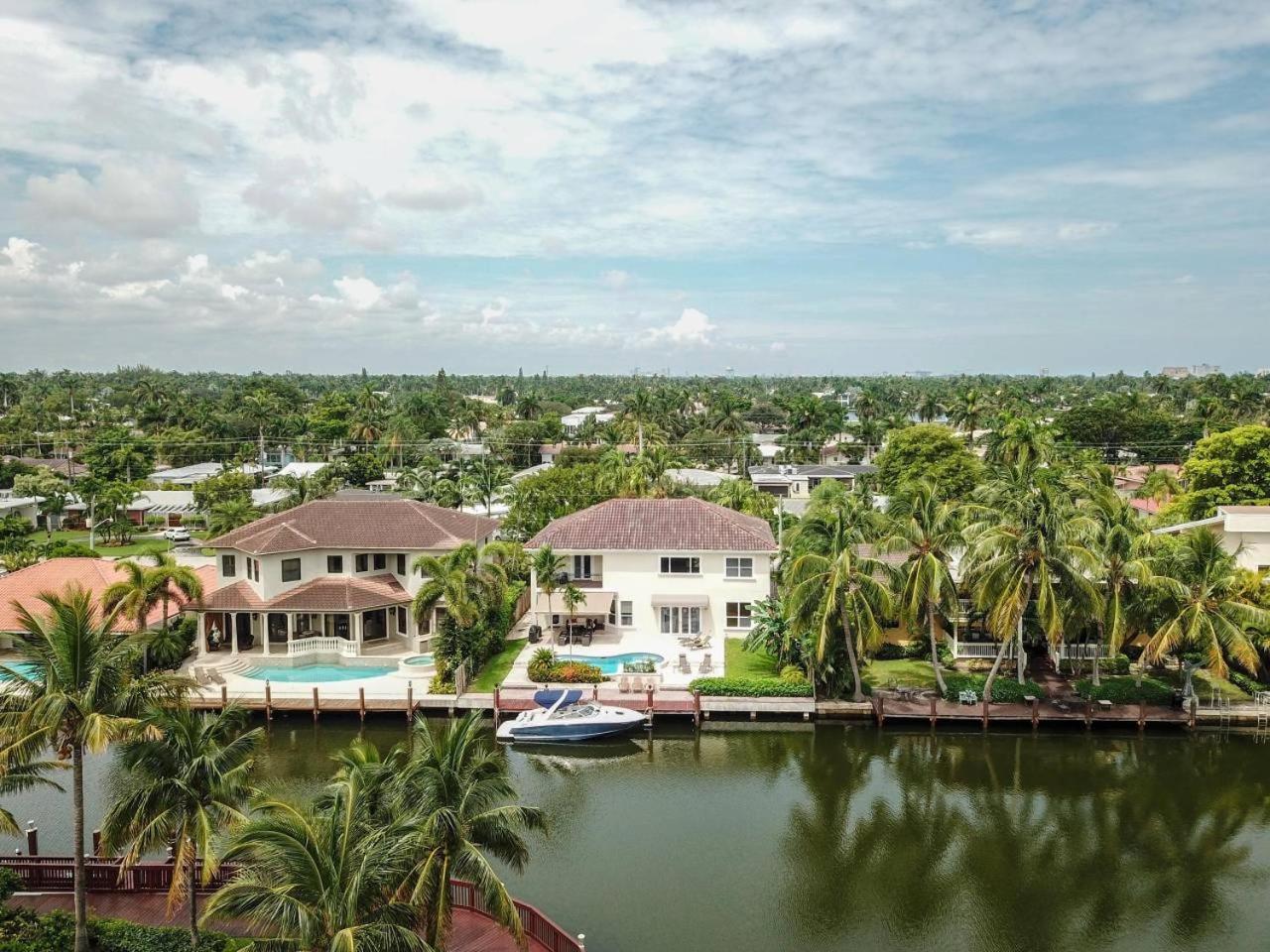 Gorgeous 5 Bedroom W/heated Pool Canal Front Holiday home