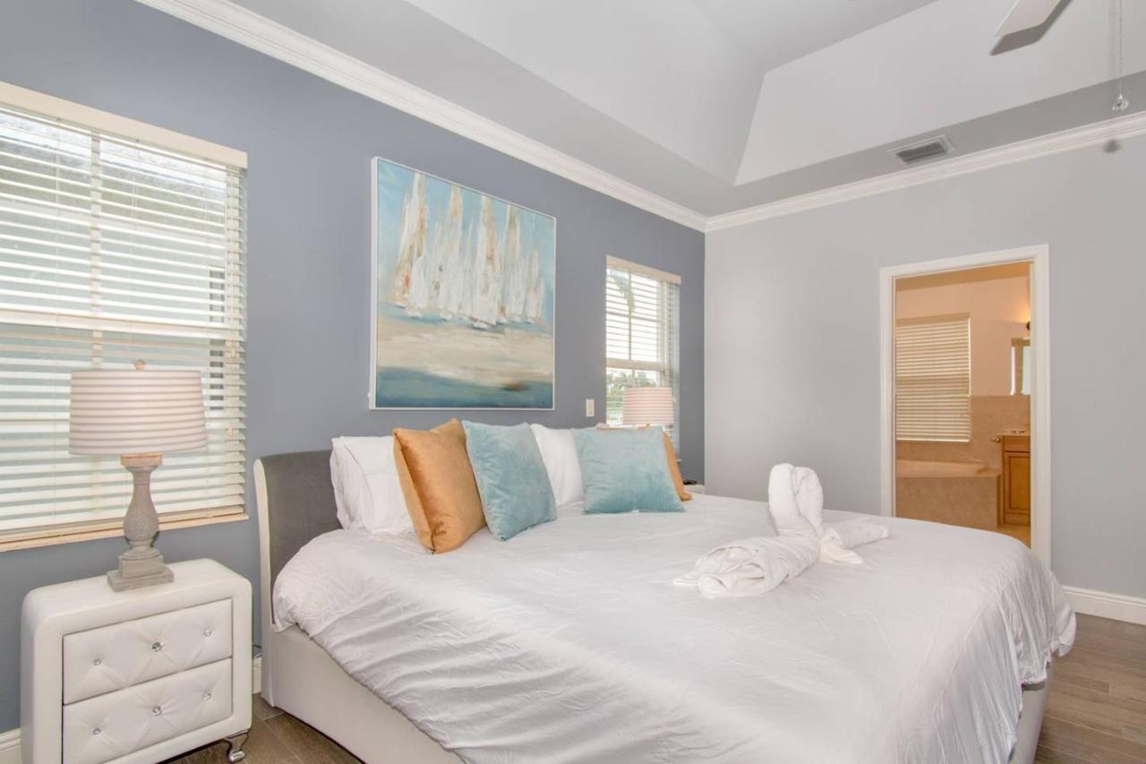 Gorgeous 5 Bedroom W/heated Pool Canal Front