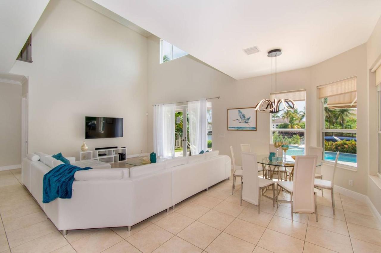 Holiday home Gorgeous 5 Bedroom W/heated Pool Canal Front