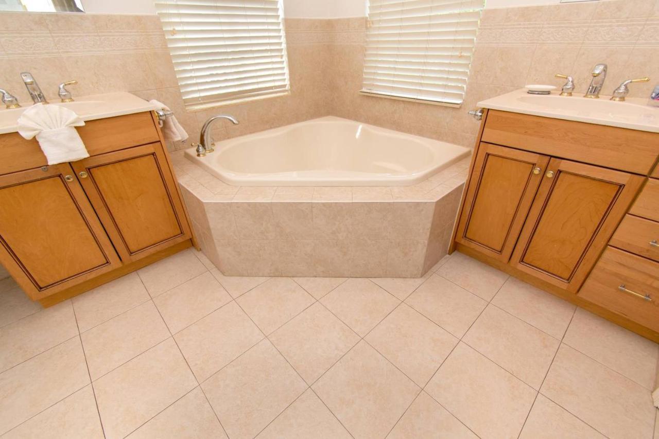 Gorgeous 5 Bedroom W/heated Pool Canal Front *