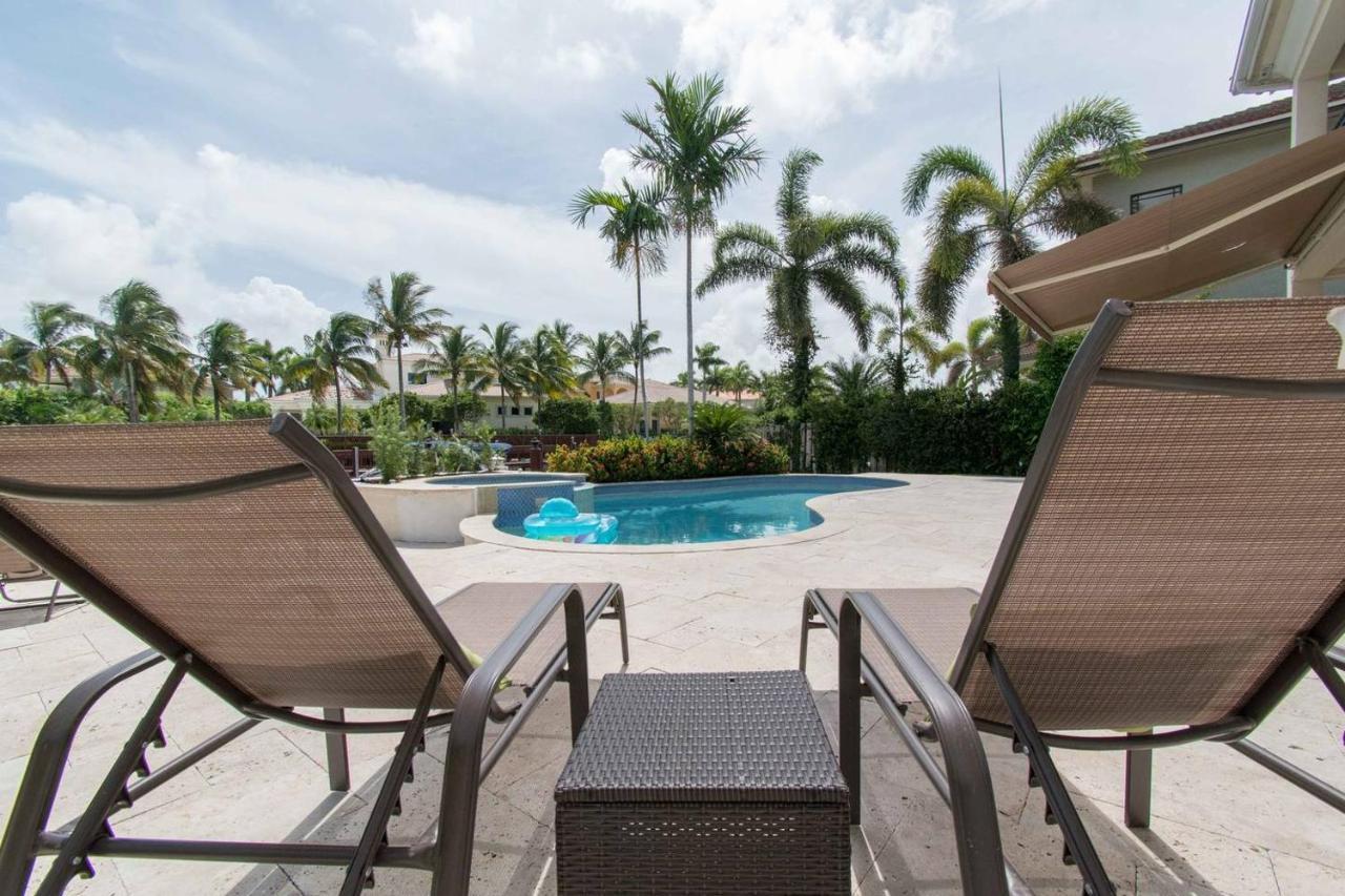 Gorgeous 5 Bedroom W/heated Pool Canal Front *