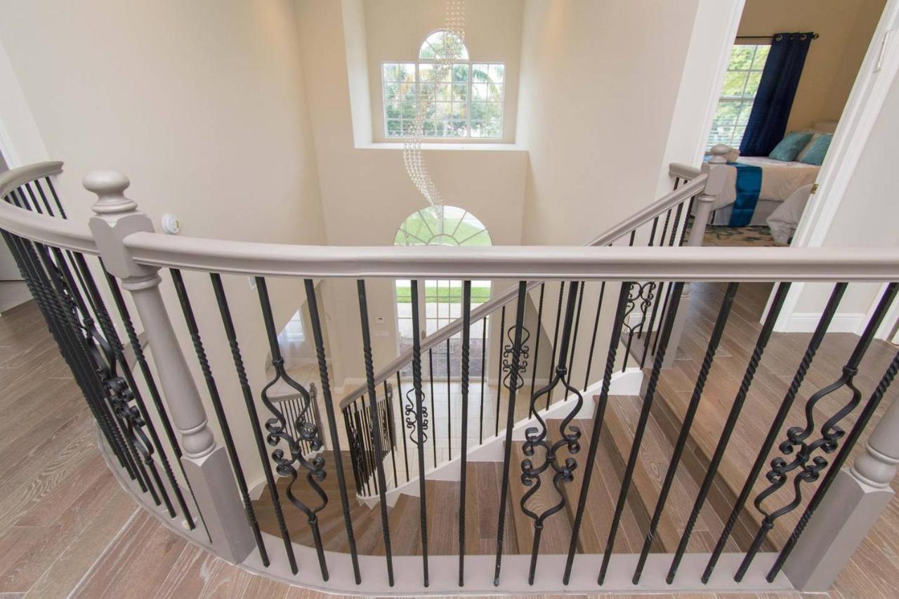 Holiday home Gorgeous 5 Bedroom W/heated Pool Canal Front