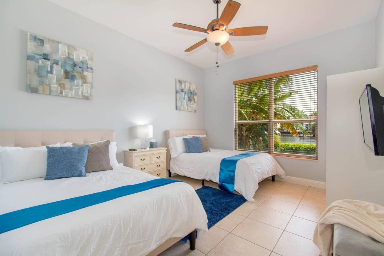 Gorgeous 5 Bedroom W/heated Pool Canal Front Holiday home Dania Beach
