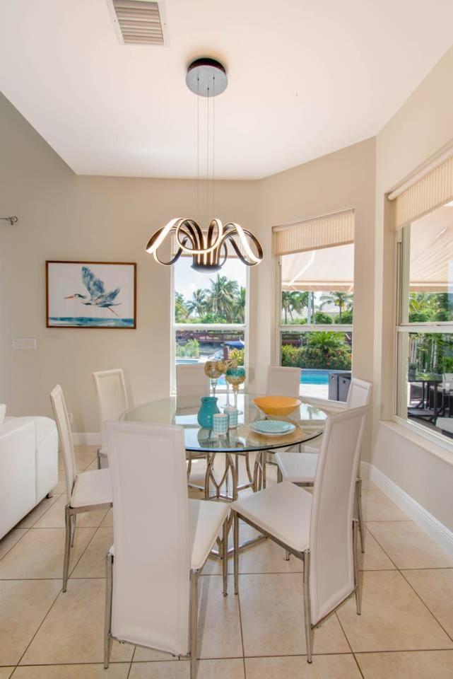 Gorgeous 5 Bedroom W/heated Pool Canal Front Holiday home *