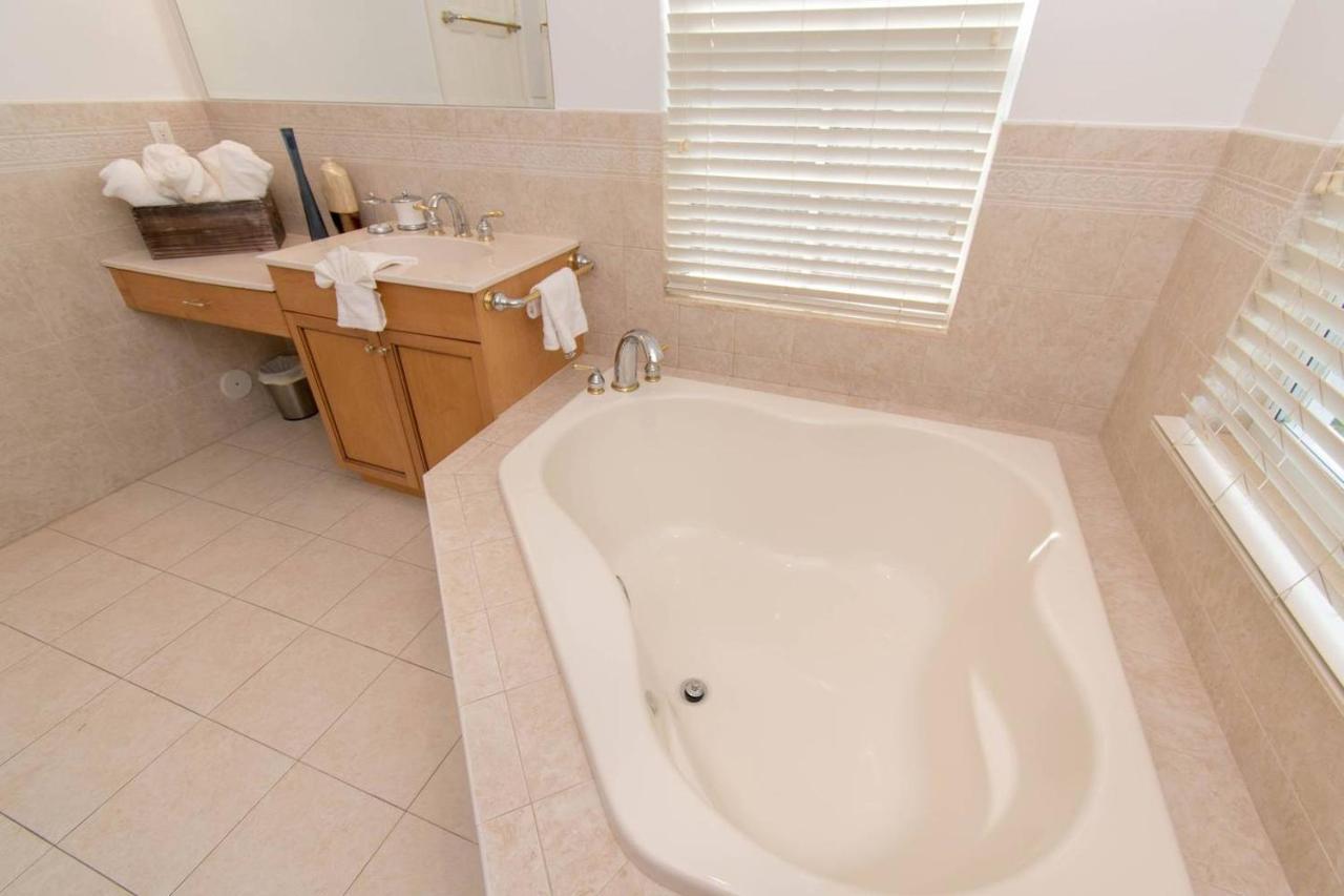 Gorgeous 5 Bedroom W/heated Pool Canal Front Holiday home Dania Beach