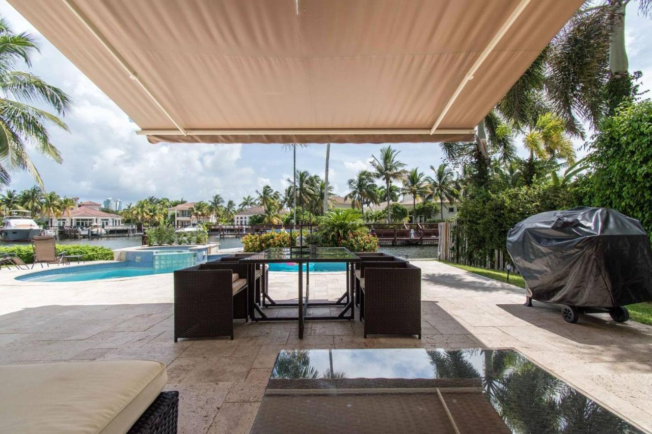 Gorgeous 5 Bedroom W/heated Pool Canal Front Holiday home