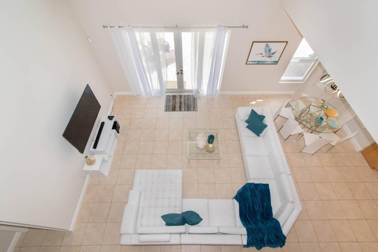 Gorgeous 5 Bedroom W/heated Pool Canal Front *