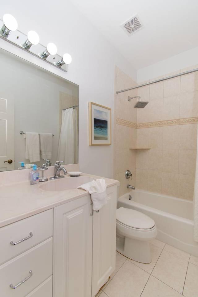 Gorgeous 5 Bedroom W/heated Pool Canal Front Holiday home