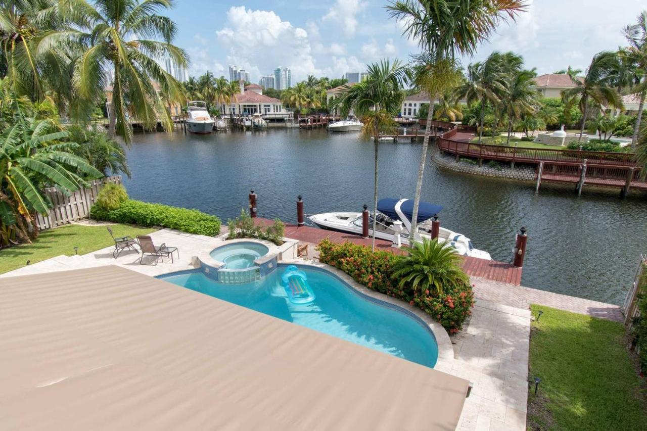 Gorgeous 5 Bedroom W/heated Pool Canal Front Holiday home Dania Beach