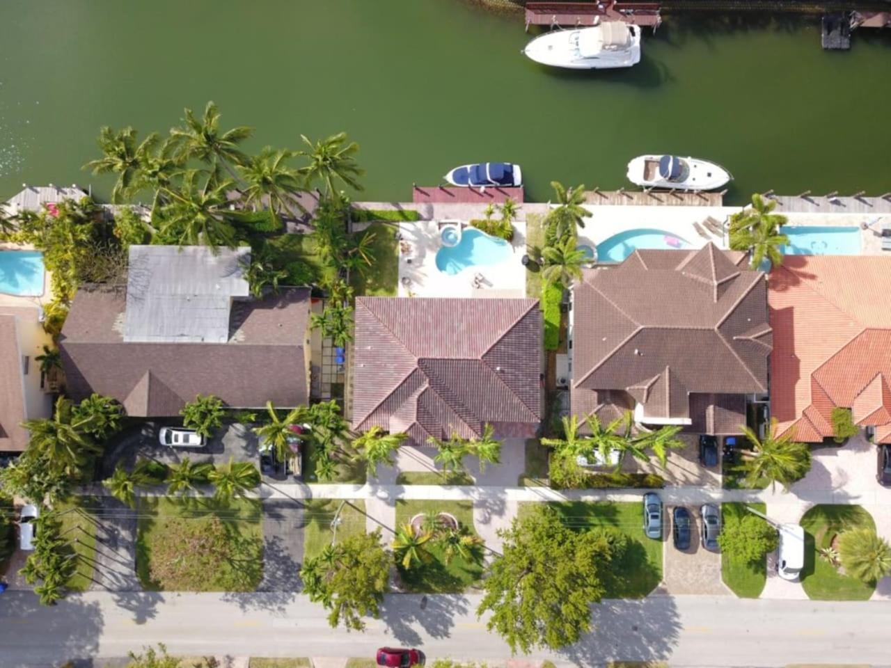 Gorgeous 5 Bedroom W/heated Pool Canal Front Dania Beach