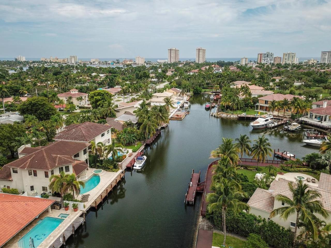 Gorgeous 5 Bedroom W/heated Pool Canal Front