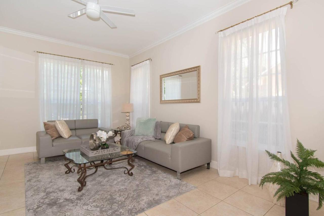 Gorgeous 5 Bedroom W/heated Pool Canal Front Holiday home *
