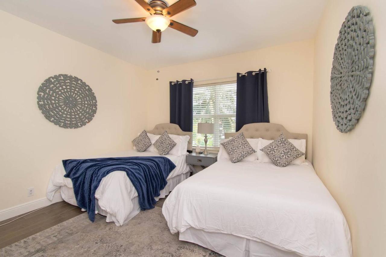 Holiday home Gorgeous 5 Bedroom W/heated Pool Canal Front *