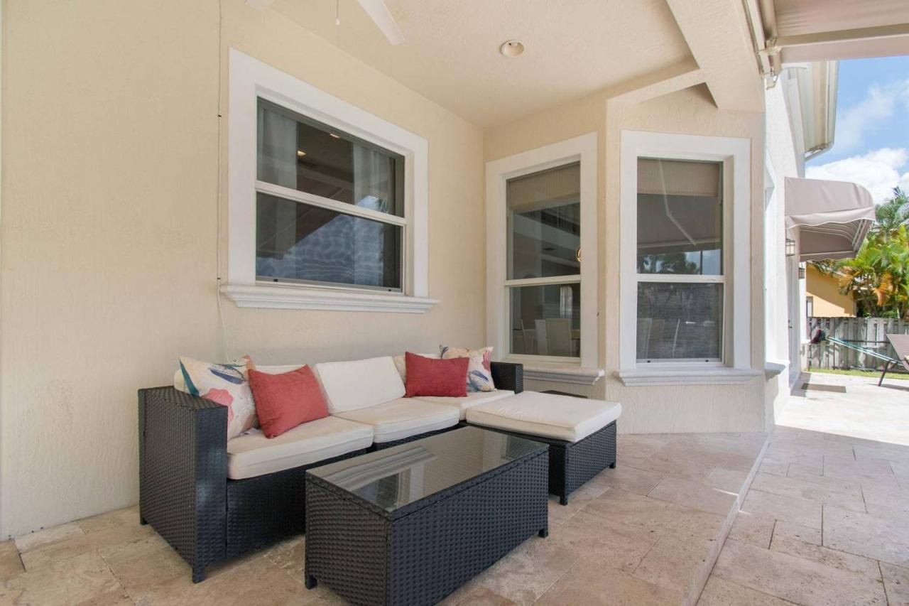 Gorgeous 5 Bedroom W/heated Pool Canal Front Holiday home Dania Beach