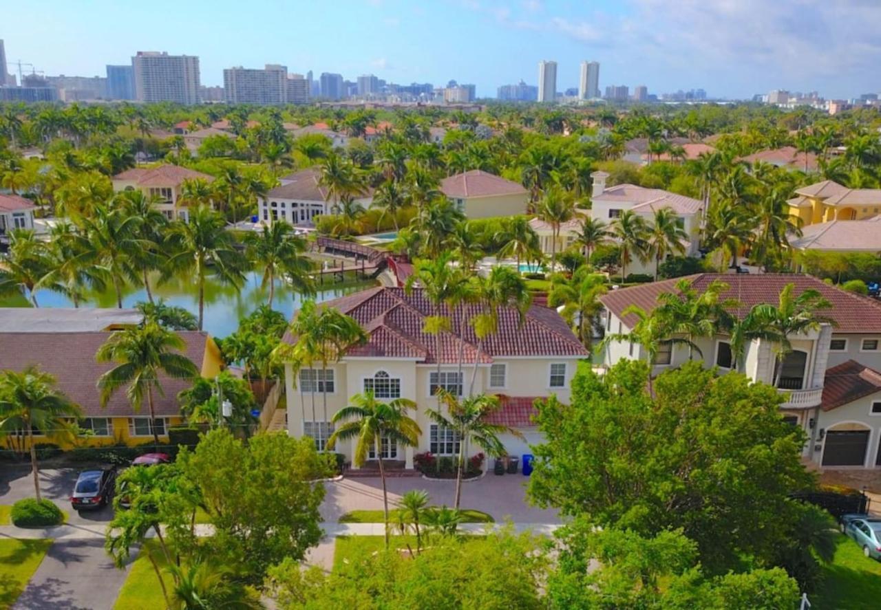 Holiday home Gorgeous 5 Bedroom W/heated Pool Canal Front Dania Beach