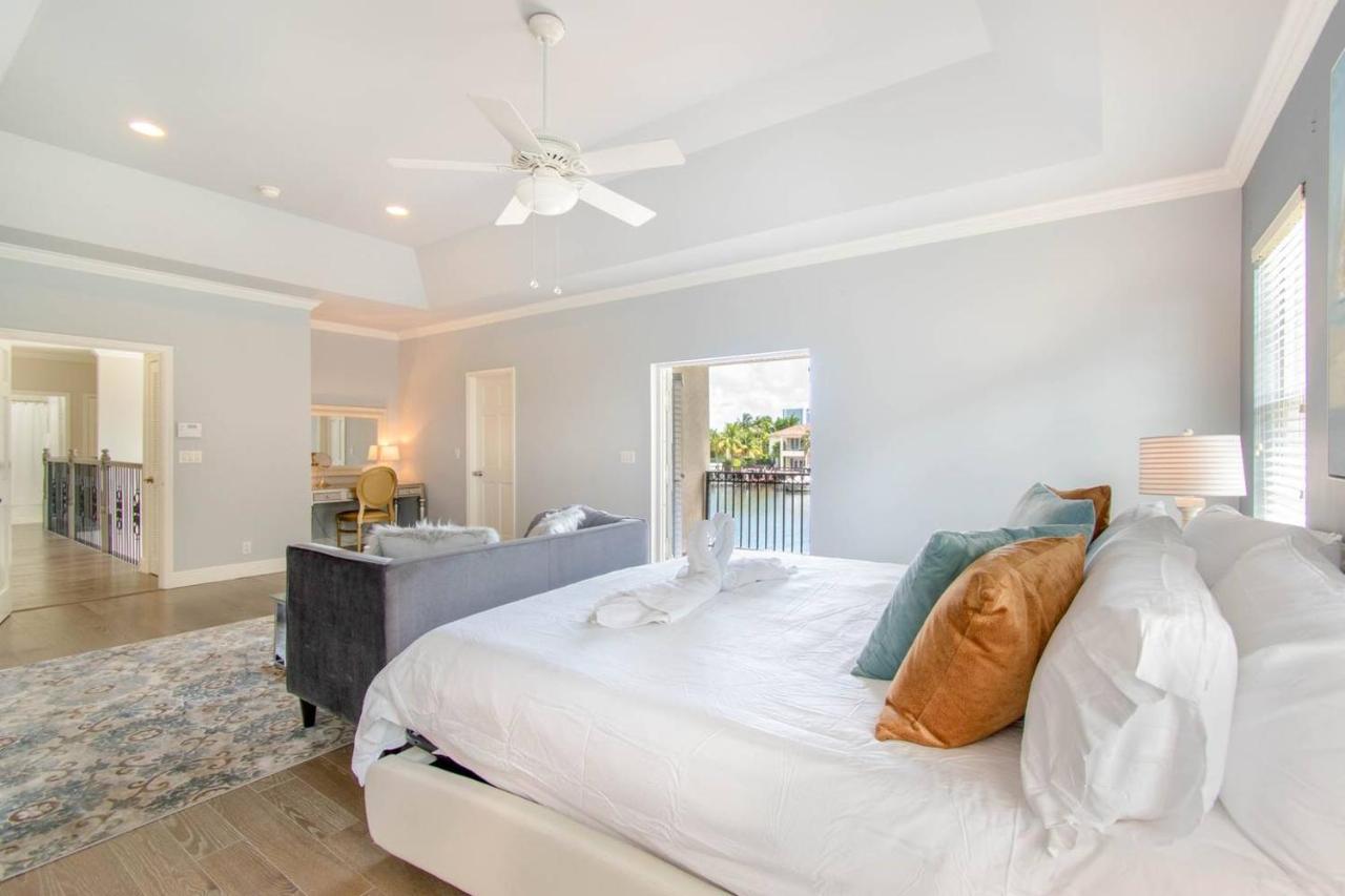 Gorgeous 5 Bedroom W/heated Pool Canal Front Dania Beach