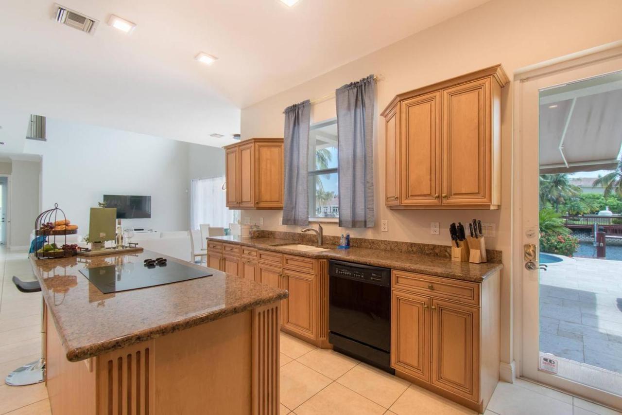 Gorgeous 5 Bedroom W/heated Pool Canal Front
