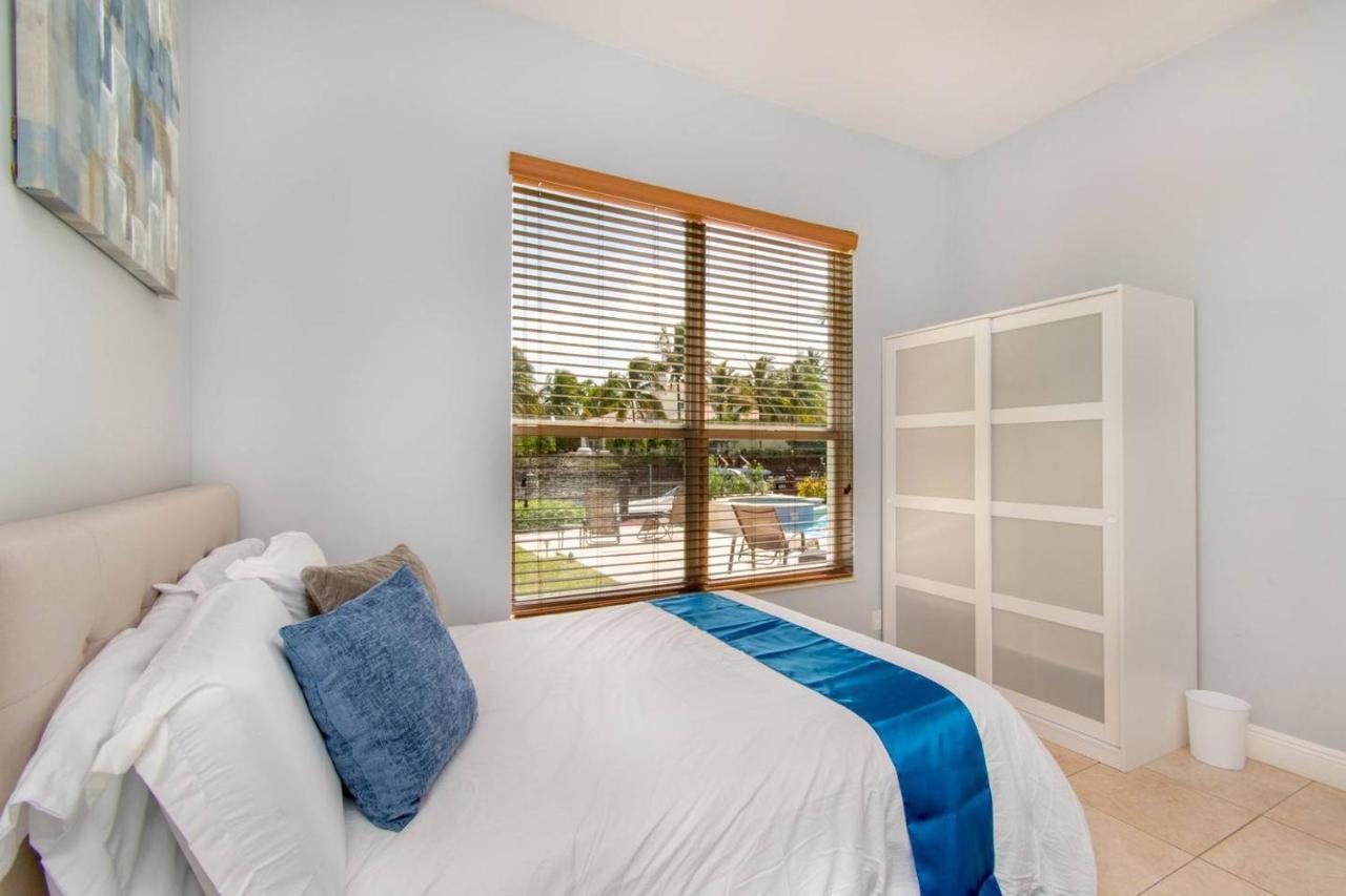 Gorgeous 5 Bedroom W/heated Pool Canal Front Holiday home Dania Beach