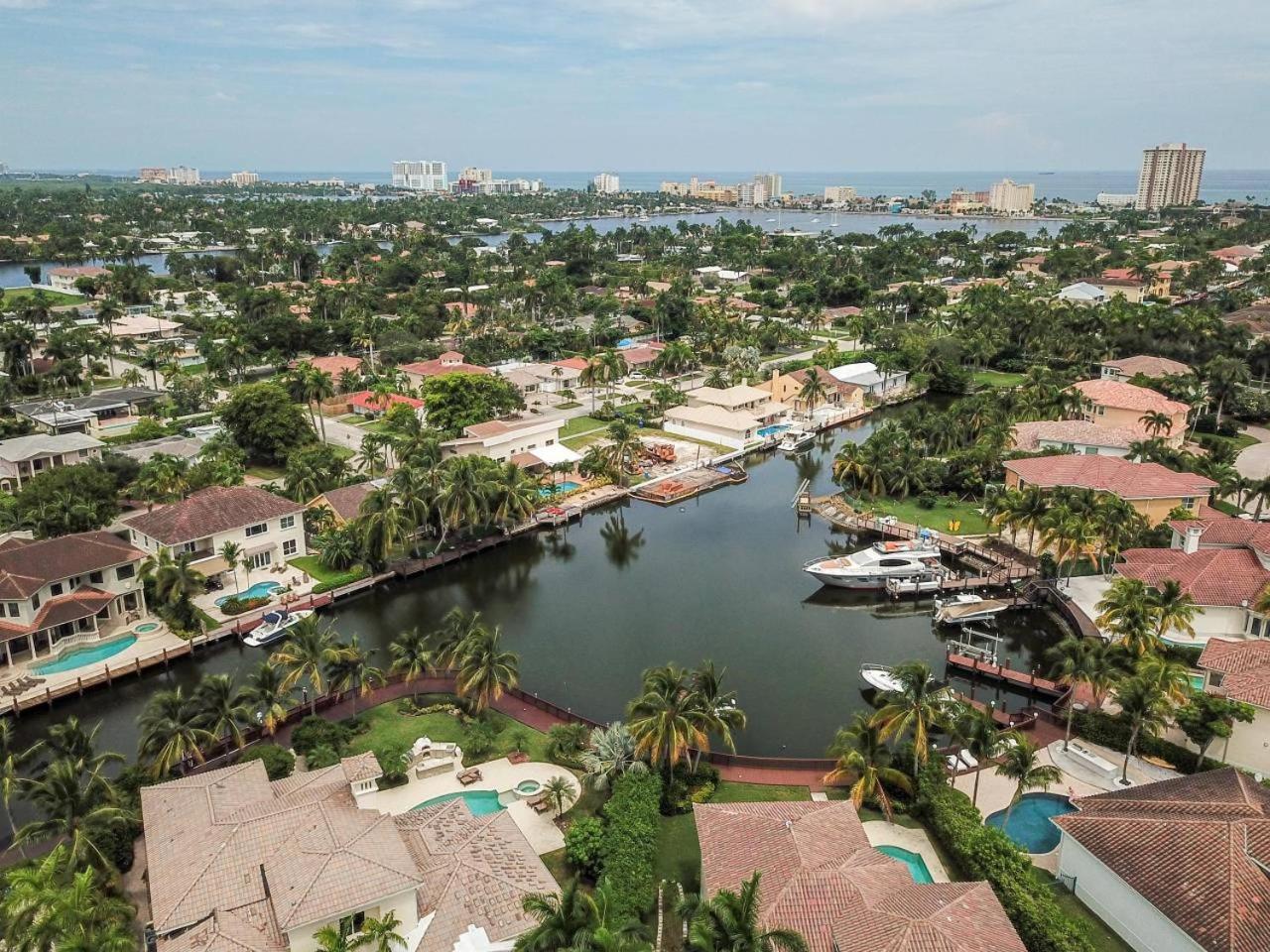 Gorgeous 5 Bedroom W/heated Pool Canal Front