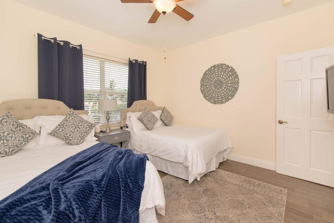 Gorgeous 5 Bedroom W/heated Pool Canal Front Holiday home *