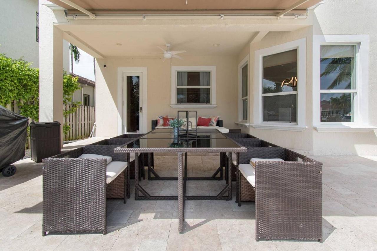 Gorgeous 5 Bedroom W/heated Pool Canal Front