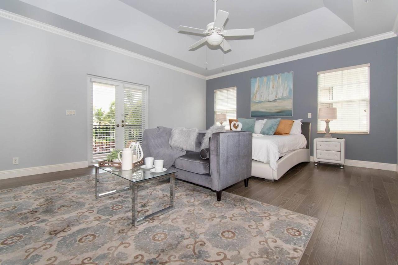 Gorgeous 5 Bedroom W/heated Pool Canal Front Holiday home Dania Beach