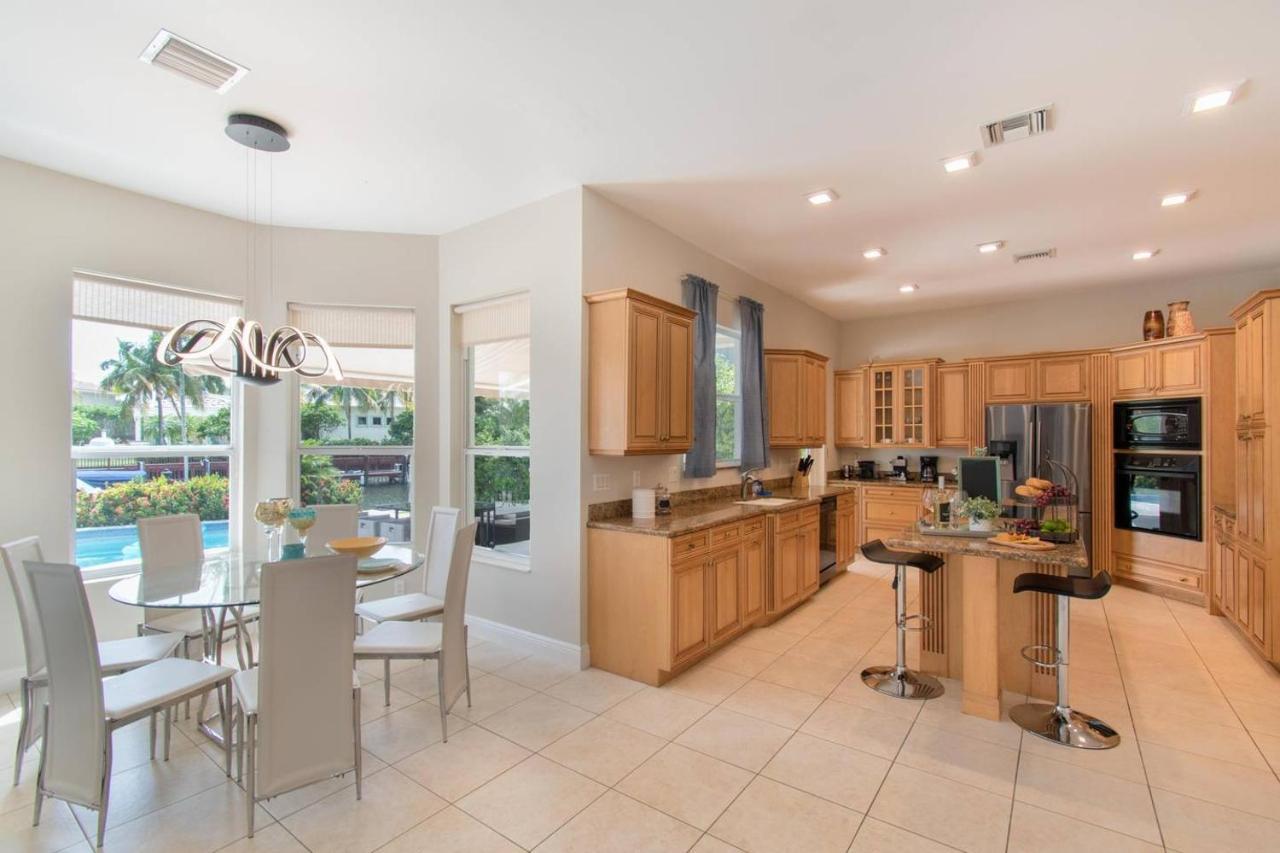Gorgeous 5 Bedroom W/heated Pool Canal Front