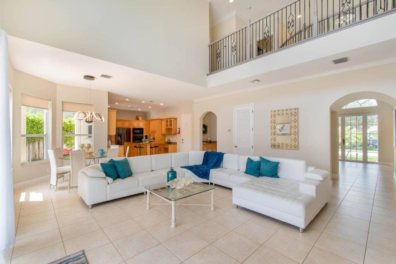 Gorgeous 5 Bedroom W/heated Pool Canal Front Holiday home