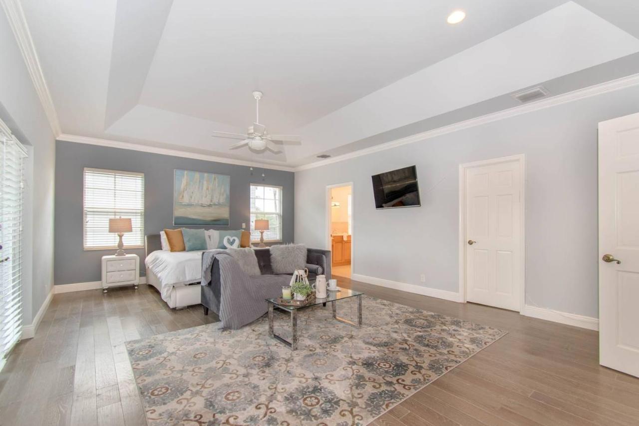 Holiday home Gorgeous 5 Bedroom W/heated Pool Canal Front Dania Beach