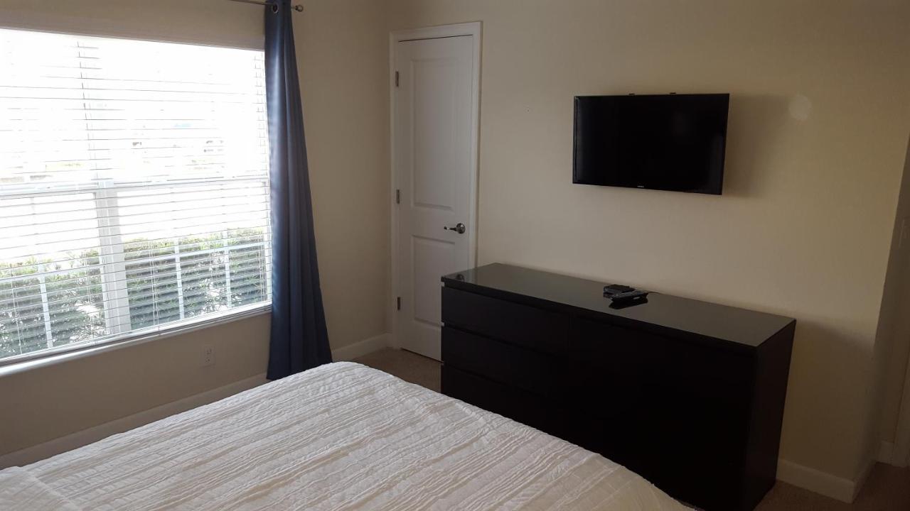 4 Bedroom Private Lakefront Town At Storey Near World Parks Apartment