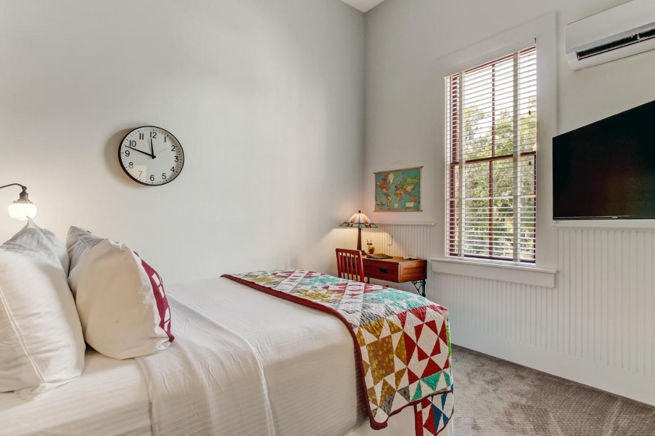 Hotel Amelia Schoolhouse 2*