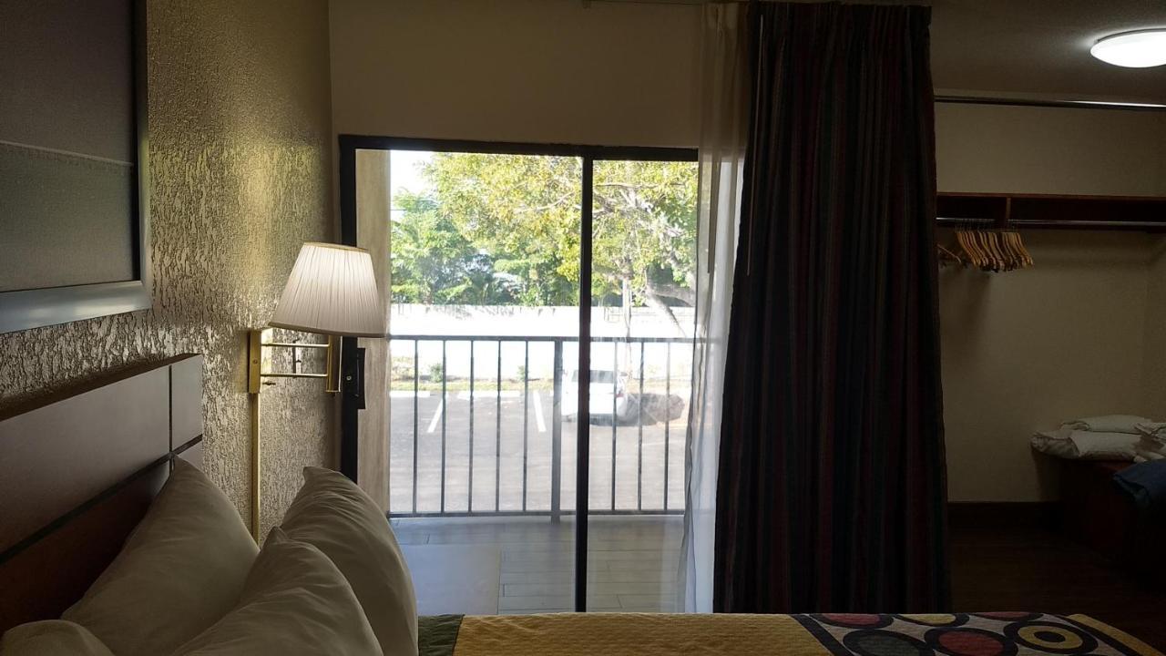 Motel Super 8 By Wyndham North Palm 2*
