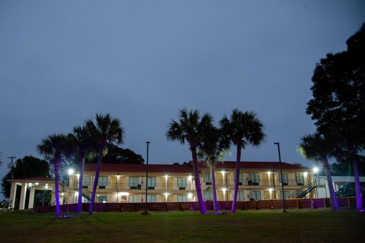 Hotel Opulent Oasis