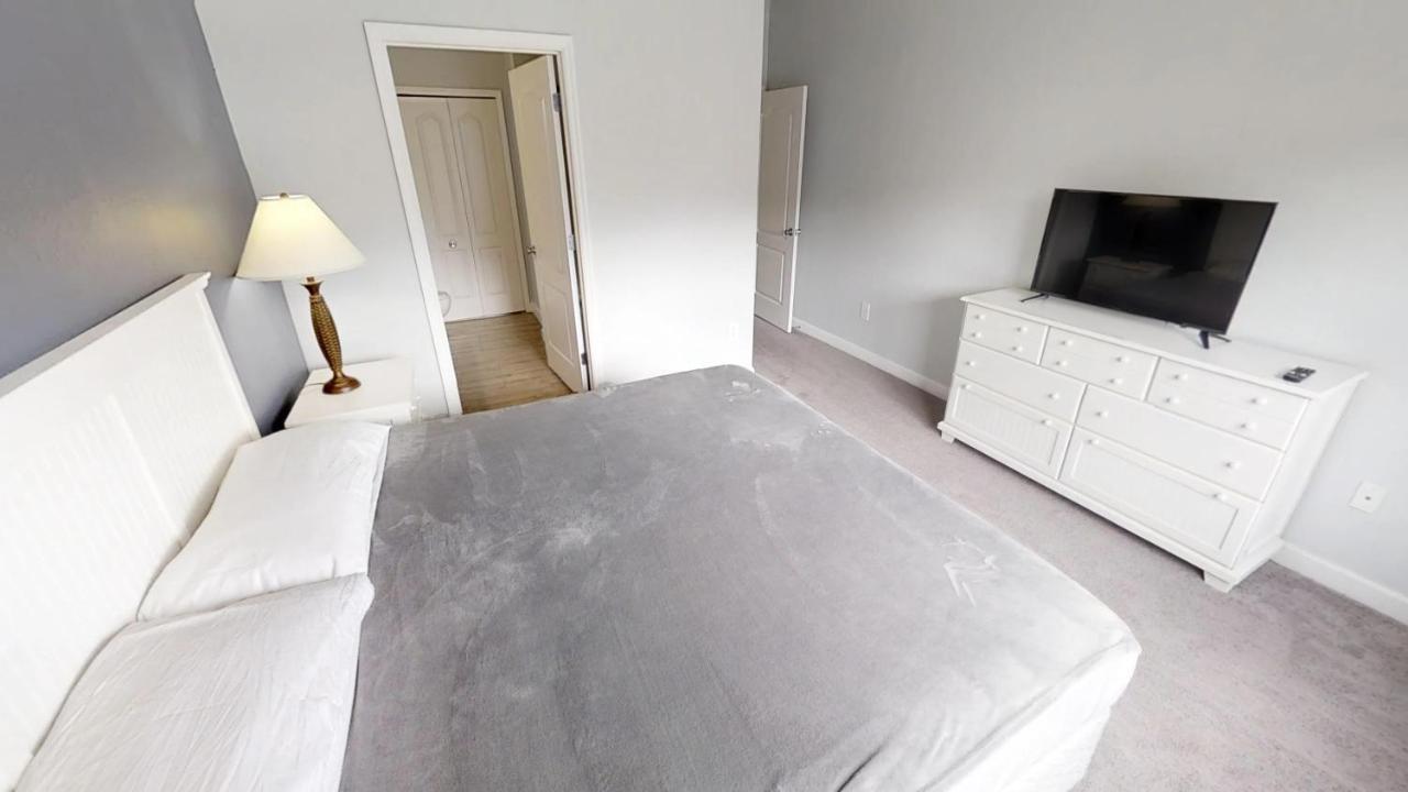Apartment Runaway 3002 B22.202 *