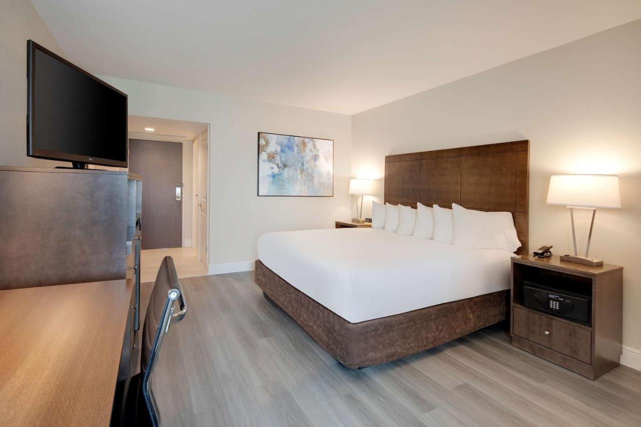 The Florida & Conference Center In The Florida Mall Hotel 4*