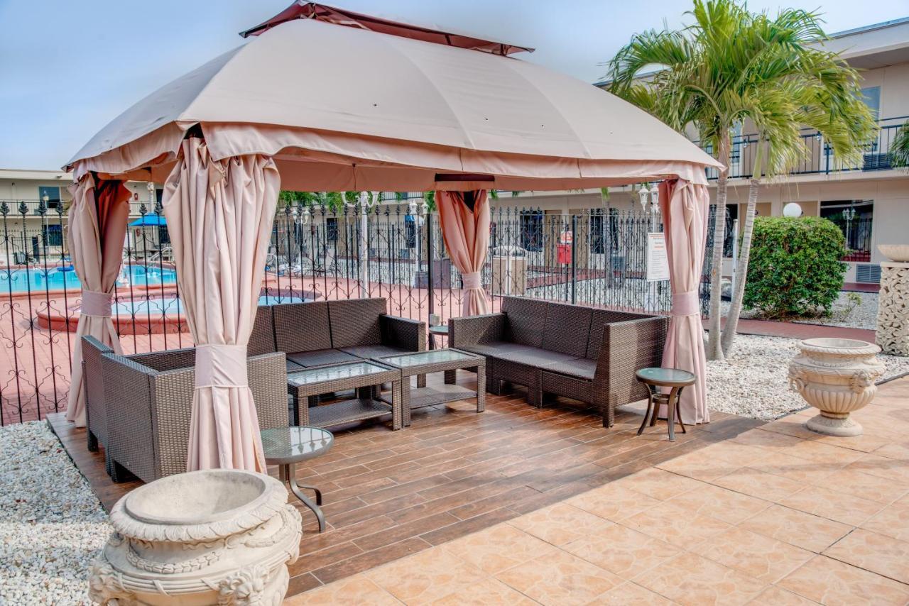 Motel Days By Wyndham St. Petersburg / Tampa Bay Area
