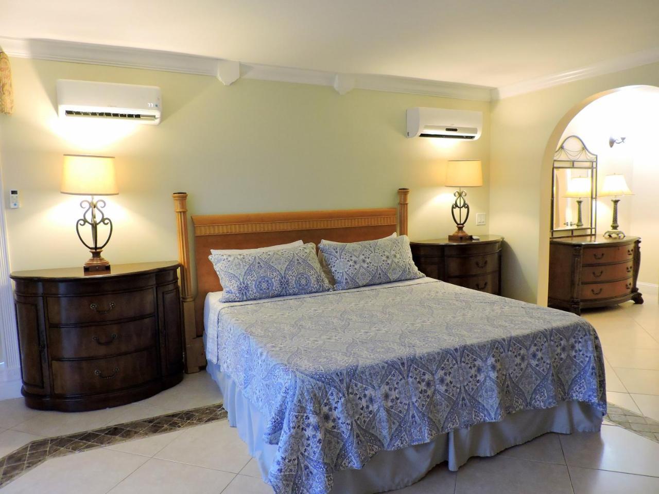 Blue Ocean Villa Four-Bedroom Condo Apartment