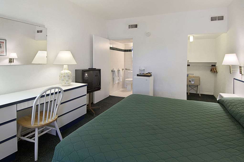 Travelodge Monaco Sunny Isles Beach