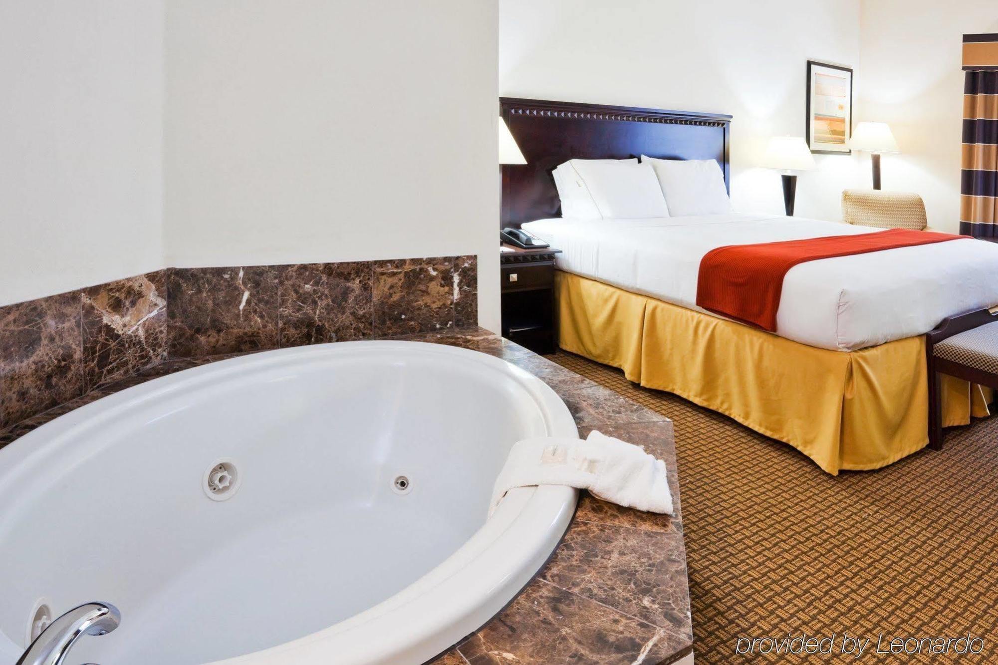 Express & By Ihg 2* Bartow