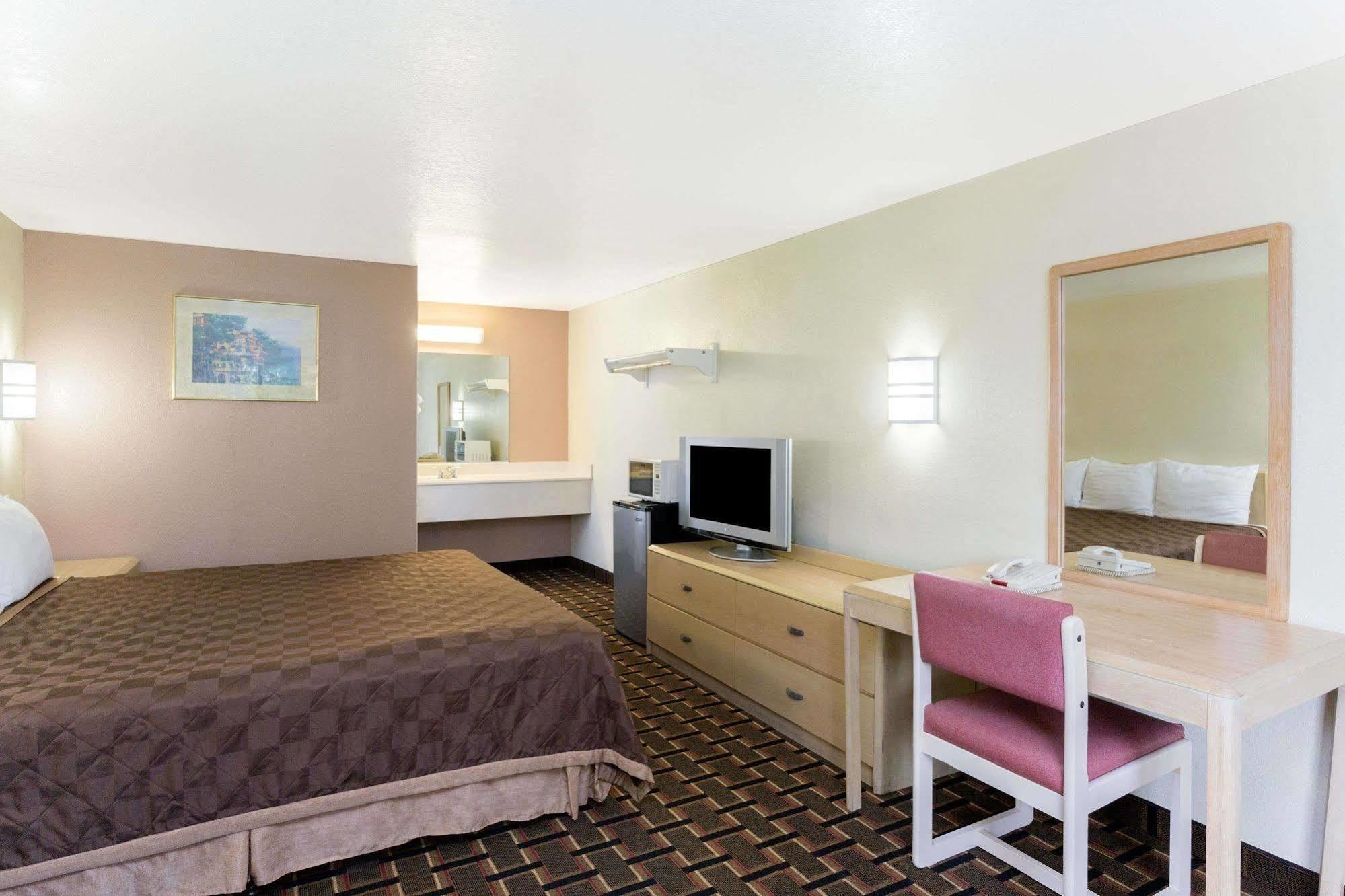 Knights Hotel 2*