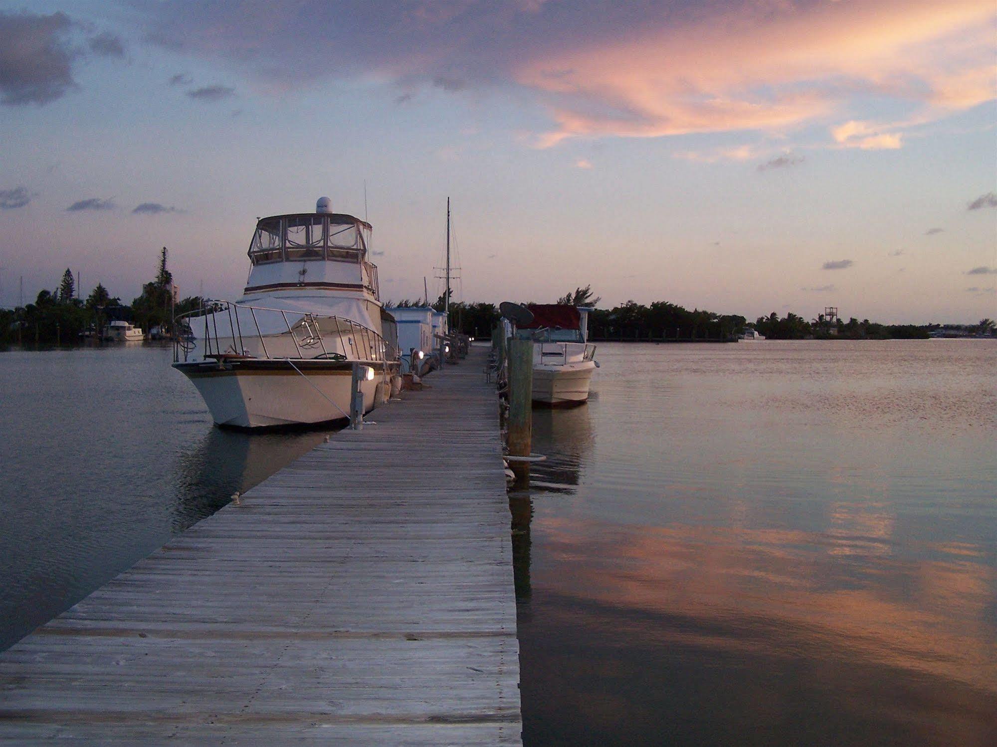 Floating Sea Cove And Marina Botel 2*