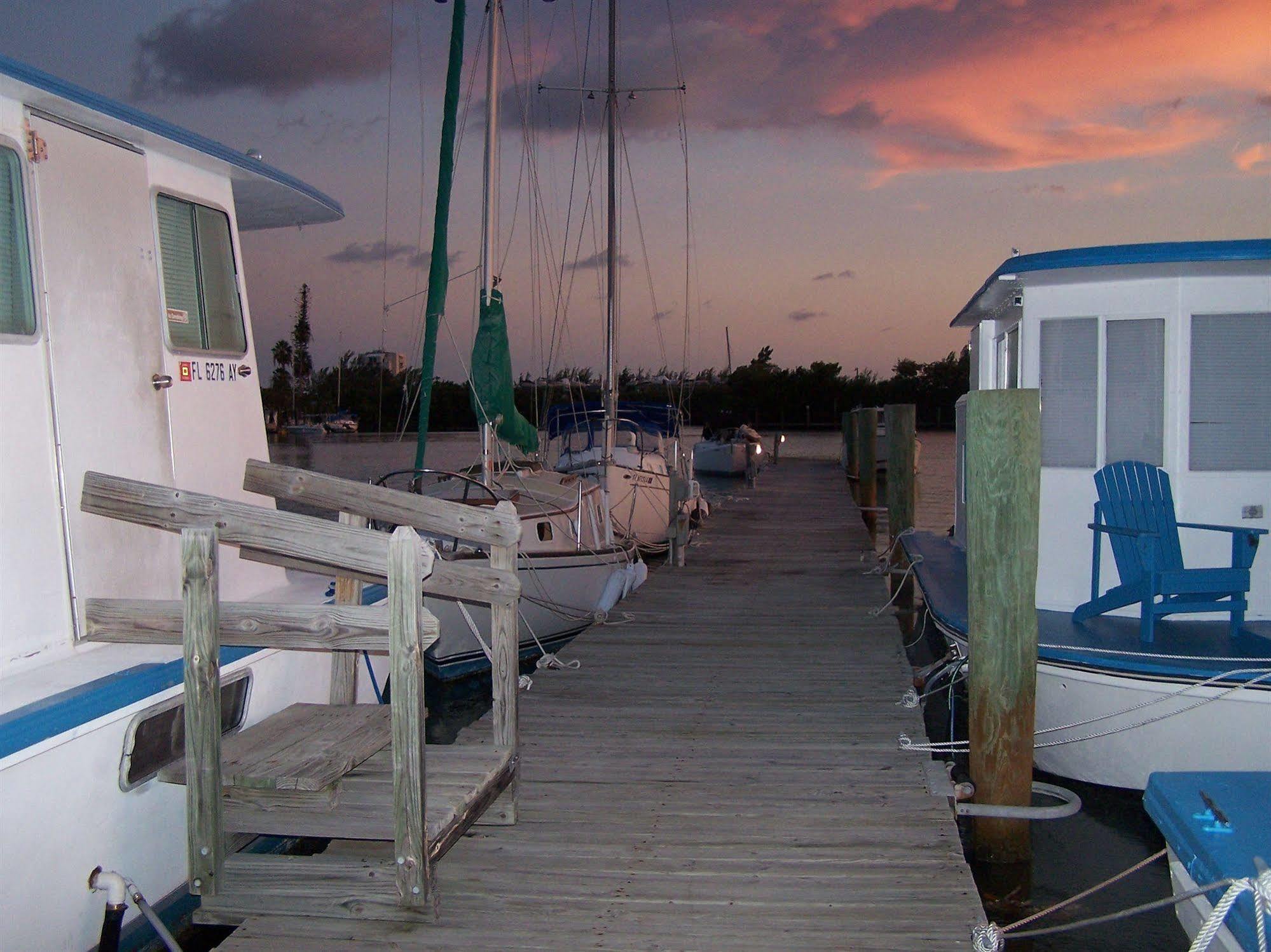 Botel Floating Sea Cove And Marina