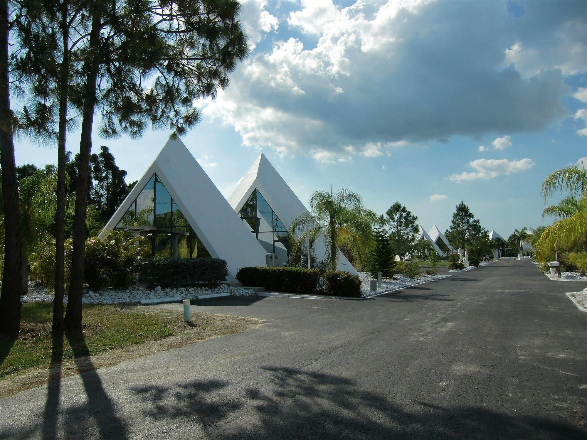 Inn Pyramids In Florida 2*